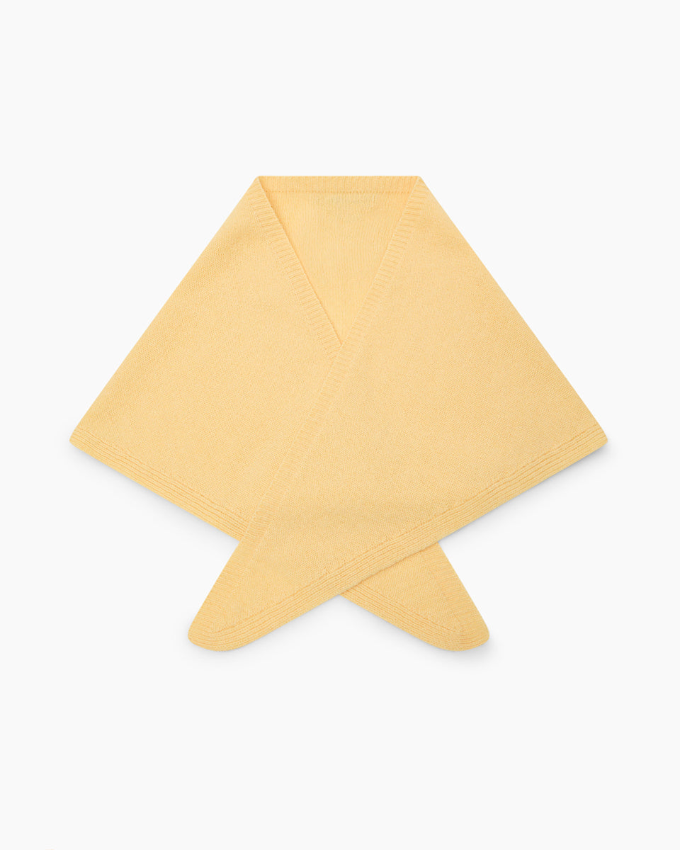 Dzianinowy, pastelowy szalik Breeze Bandana Sunlight w kształcie bandany. Składa się z trójkątnej części głównej z dłuższymi troczkami zaprojektowanymi do owinięcia pod szyją, co pozwala na naturalne i schludne układanie się materiału. Wykonany z 9% wełny merino oraz 10% kaszmiru, co zapewnia mu miękkość i ciepło.&nbsp;