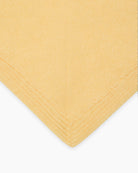Dzianinowy, pastelowy szalik Breeze Bandana Sunlight w kształcie bandany. Składa się z trójkątnej części głównej z dłuższymi troczkami zaprojektowanymi do owinięcia pod szyją, co pozwala na naturalne i schludne układanie się materiału. Wykonany z 9% wełny merino oraz 10% kaszmiru, co zapewnia mu miękkość i ciepło.&nbsp;