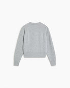 Jasny, szary sweter Breeze TNS Light Grey Melange o klasycznym, prostym kroju z okrągłym dekoltem wykończonym delikatnym ściągaczem. Posiada długie, nieco luźniejsze rękawy, które przy nadgarstkach przechodzą w szerokie ściągacze. Dół ma nieco krótszą długość, sięgającą do okolic pasa, co sprawia, że świetnie komponuje się z ciemnymi, szerokimi spodniami z wysokim stanem. Wykonany z mieszanki wełny merino i kaszmiru.

-Okrągły dekolt

-Wykończony ściągaczami&nbsp;

-Miękka tkanina z wełną merino i kaszmirem