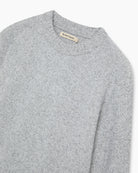 Jasny, szary sweter Breeze TNS Light Grey Melange o klasycznym, prostym kroju z okrągłym dekoltem wykończonym delikatnym ściągaczem. Posiada długie, nieco luźniejsze rękawy, które przy nadgarstkach przechodzą w szerokie ściągacze. Dół ma nieco krótszą długość, sięgającą do okolic pasa, co sprawia, że świetnie komponuje się z ciemnymi, szerokimi spodniami z wysokim stanem. Wykonany z mieszanki wełny merino i kaszmiru.

-Okrągły dekolt

-Wykończony ściągaczami&nbsp;

-Miękka tkanina z wełną merino i kaszmirem