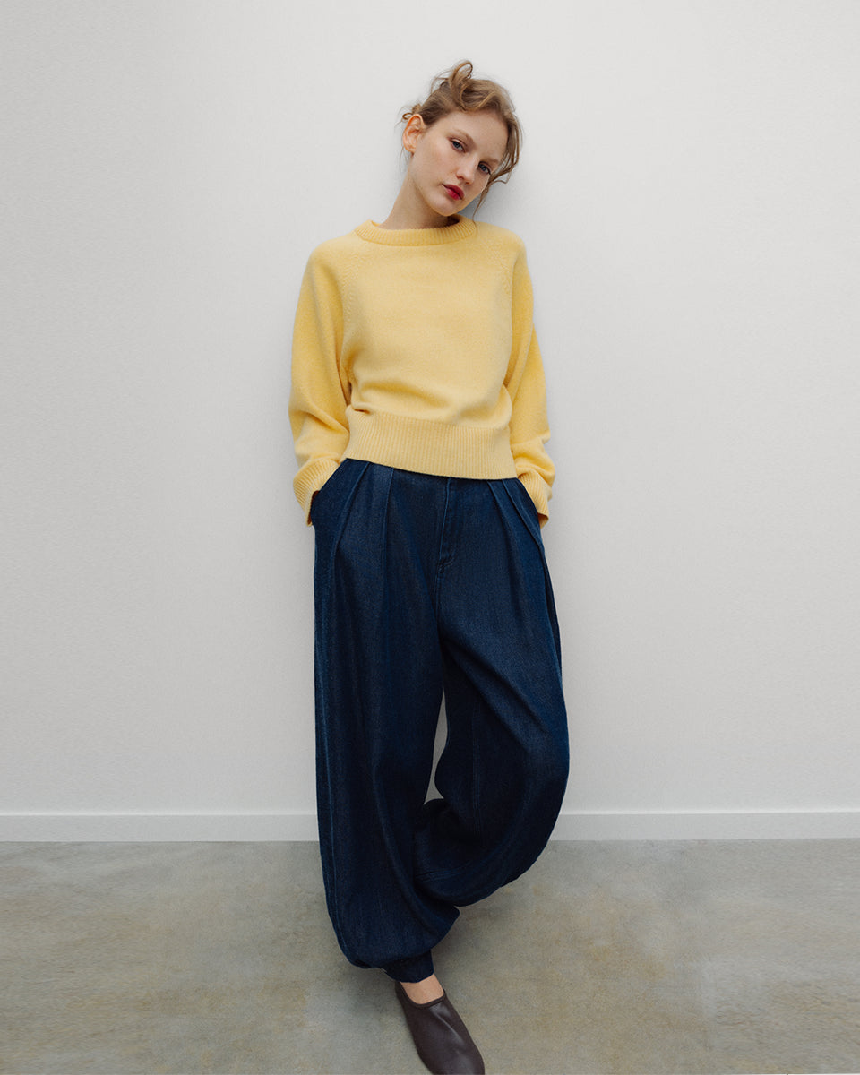 Jasny, pastelowy sweter Breeze TNS Sunlight o klasycznym, prostym kroju z okrągłym dekoltem wykończonym delikatnym ściągaczem. Posiada długie, nieco luźniejsze rękawy, które przy nadgarstkach przechodzą w szerokie ściągacze. Dół ma nieco krótszą długość, sięgającą do okolic pasa, co sprawia, że świetnie komponuje się z ciemnymi, szerokimi spodniami z wysokim stanem. Wykonany z mieszanki wełny merino i kaszmiru.

-Okrągły dekolt

-Wykończony ściągaczami&nbsp;

-Miękka tkanina z wełną merino i kaszmirem