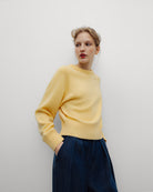 Jasny, pastelowy sweter Breeze TNS Sunlight o klasycznym, prostym kroju z okrągłym dekoltem wykończonym delikatnym ściągaczem. Posiada długie, nieco luźniejsze rękawy, które przy nadgarstkach przechodzą w szerokie ściągacze. Dół ma nieco krótszą długość, sięgającą do okolic pasa, co sprawia, że świetnie komponuje się z ciemnymi, szerokimi spodniami z wysokim stanem. Wykonany z mieszanki wełny merino i kaszmiru.

-Okrągły dekolt

-Wykończony ściągaczami&nbsp;

-Miękka tkanina z wełną merino i kaszmirem