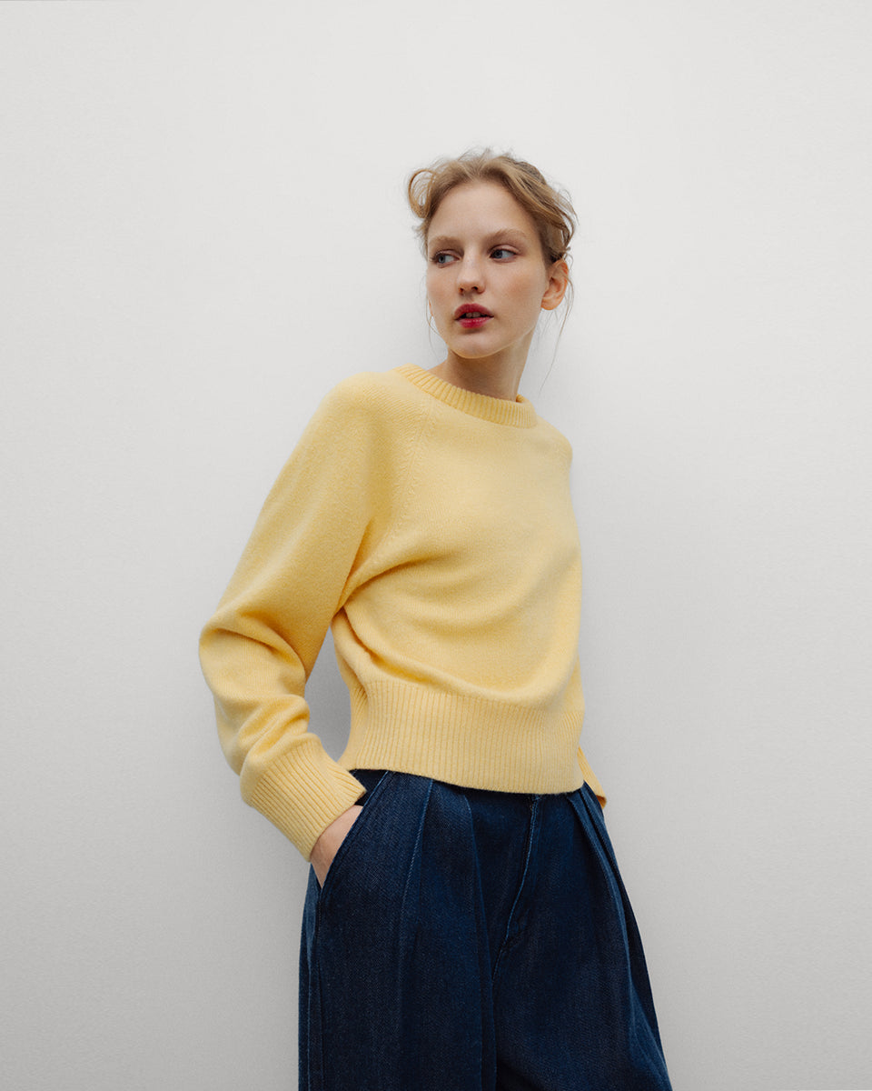Jasny, pastelowy sweter Breeze TNS Sunlight o klasycznym, prostym kroju z okrągłym dekoltem wykończonym delikatnym ściągaczem. Posiada długie, nieco luźniejsze rękawy, które przy nadgarstkach przechodzą w szerokie ściągacze. Dół ma nieco krótszą długość, sięgającą do okolic pasa, co sprawia, że świetnie komponuje się z ciemnymi, szerokimi spodniami z wysokim stanem. Wykonany z mieszanki wełny merino i kaszmiru.

-Okrągły dekolt

-Wykończony ściągaczami&nbsp;

-Miękka tkanina z wełną merino i kaszmirem