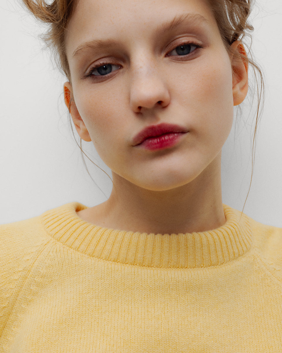 Jasny, pastelowy sweter Breeze TNS Sunlight o klasycznym, prostym kroju z okrągłym dekoltem wykończonym delikatnym ściągaczem. Posiada długie, nieco luźniejsze rękawy, które przy nadgarstkach przechodzą w szerokie ściągacze. Dół ma nieco krótszą długość, sięgającą do okolic pasa, co sprawia, że świetnie komponuje się z ciemnymi, szerokimi spodniami z wysokim stanem. Wykonany z mieszanki wełny merino i kaszmiru.

-Okrągły dekolt

-Wykończony ściągaczami&nbsp;

-Miękka tkanina z wełną merino i kaszmirem