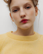 Jasny, pastelowy sweter Breeze TNS Sunlight o klasycznym, prostym kroju z okrągłym dekoltem wykończonym delikatnym ściągaczem. Posiada długie, nieco luźniejsze rękawy, które przy nadgarstkach przechodzą w szerokie ściągacze. Dół ma nieco krótszą długość, sięgającą do okolic pasa, co sprawia, że świetnie komponuje się z ciemnymi, szerokimi spodniami z wysokim stanem. Wykonany z mieszanki wełny merino i kaszmiru.

-Okrągły dekolt

-Wykończony ściągaczami&nbsp;

-Miękka tkanina z wełną merino i kaszmirem