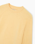 Jasny, pastelowy sweter Breeze TNS Sunlight o klasycznym, prostym kroju z okrągłym dekoltem wykończonym delikatnym ściągaczem. Posiada długie, nieco luźniejsze rękawy, które przy nadgarstkach przechodzą w szerokie ściągacze. Dół ma nieco krótszą długość, sięgającą do okolic pasa, co sprawia, że świetnie komponuje się z ciemnymi, szerokimi spodniami z wysokim stanem. Wykonany z mieszanki wełny merino i kaszmiru.

-Okrągły dekolt

-Wykończony ściągaczami&nbsp;

-Miękka tkanina z wełną merino i kaszmirem