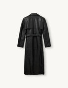 Długi, elegancki, dwurzędowy płaszcz Brooklyn Trench Black z klasycznymi detalami, wiązany w talii za pomocą wyciąganego, szerokiego paska. Posiada kołnierzyk, pagony na ramionach i luźne rękawy. Z tyłu u dołu ma rozcięcie. Płaszcz posiada dwie, boczne kieszenie. Jest zapinany na guziki. Wykończony w matowym, czarnym kolorze.