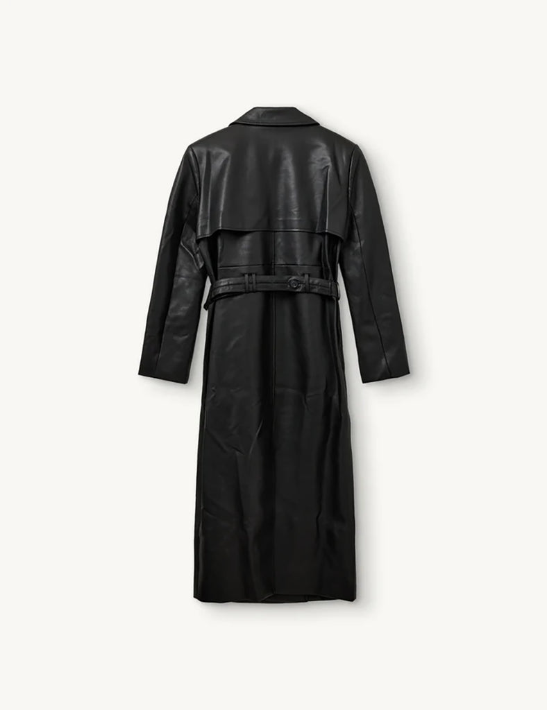 Długi, elegancki, dwurzędowy płaszcz Brooklyn Trench Black z klasycznymi detalami, wiązany w talii za pomocą wyciąganego, szerokiego paska. Posiada kołnierzyk, pagony na ramionach i luźne rękawy. Z tyłu u dołu ma rozcięcie. Płaszcz posiada dwie, boczne kieszenie. Jest zapinany na guziki. Wykończony w matowym, czarnym kolorze.