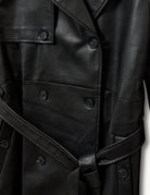 Długi, elegancki, dwurzędowy płaszcz Brooklyn Trench Black z klasycznymi detalami, wiązany w talii za pomocą wyciąganego, szerokiego paska. Posiada kołnierzyk, pagony na ramionach i luźne rękawy. Z tyłu u dołu ma rozcięcie. Płaszcz posiada dwie, boczne kieszenie. Jest zapinany na guziki. Wykończony w matowym, czarnym kolorze.
