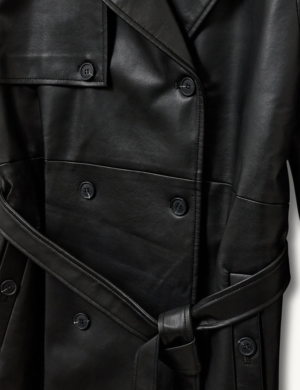 Długi, elegancki, dwurzędowy płaszcz Brooklyn Trench Black z klasycznymi detalami, wiązany w talii za pomocą wyciąganego, szerokiego paska. Posiada kołnierzyk, pagony na ramionach i luźne rękawy. Z tyłu u dołu ma rozcięcie. Płaszcz posiada dwie, boczne kieszenie. Jest zapinany na guziki. Wykończony w matowym, czarnym kolorze.