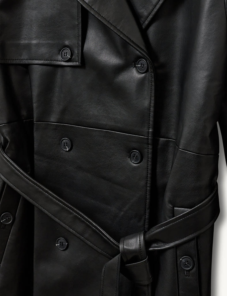 Długi, elegancki, dwurzędowy płaszcz Brooklyn Trench Black z klasycznymi detalami, wiązany w talii za pomocą wyciąganego, szerokiego paska. Posiada kołnierzyk, pagony na ramionach i luźne rękawy. Z tyłu u dołu ma rozcięcie. Płaszcz posiada dwie, boczne kieszenie. Jest zapinany na guziki. Wykończony w matowym, czarnym kolorze.