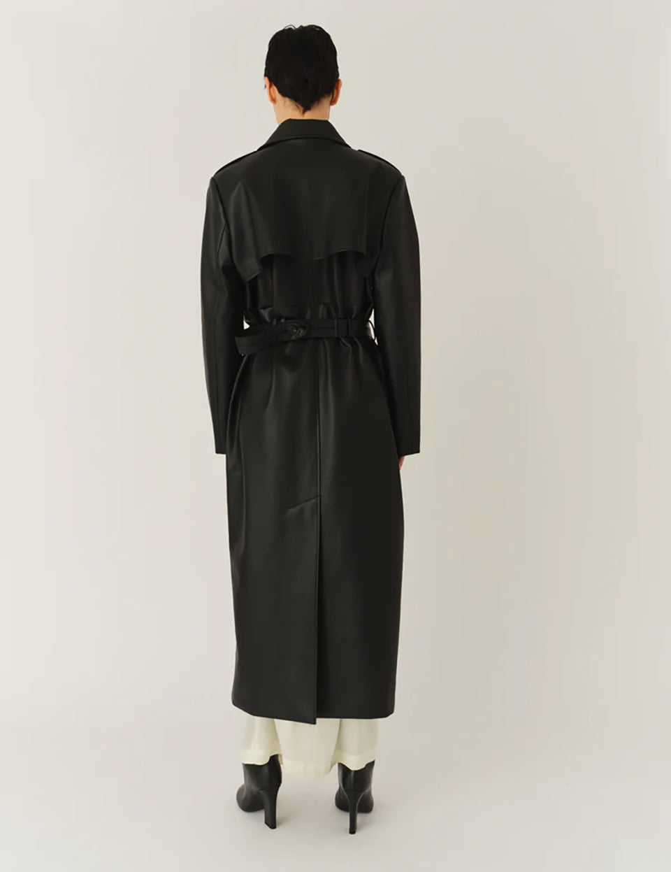 Długi, elegancki, dwurzędowy płaszcz Brooklyn Trench Black z klasycznymi detalami, wiązany w talii za pomocą wyciąganego, szerokiego paska. Posiada kołnierzyk, pagony na ramionach i luźne rękawy. Z tyłu u dołu ma rozcięcie. Płaszcz posiada dwie, boczne kieszenie. Jest zapinany na guziki. Wykończony w matowym, czarnym kolorze.