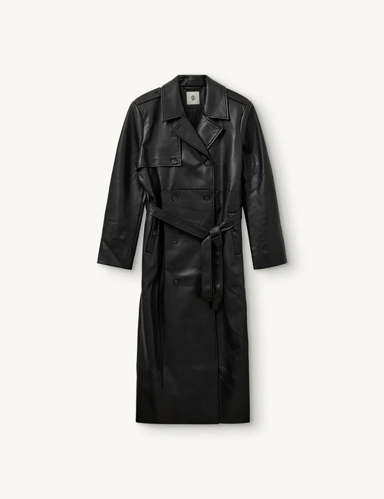 Długi, elegancki, dwurzędowy płaszcz Brooklyn Trench Black z klasycznymi detalami, wiązany w talii za pomocą wyciąganego, szerokiego paska. Posiada kołnierzyk, pagony na ramionach i luźne rękawy. Z tyłu u dołu ma rozcięcie. Płaszcz posiada dwie, boczne kieszenie. Jest zapinany na guziki. Wykończony w matowym, czarnym kolorze.