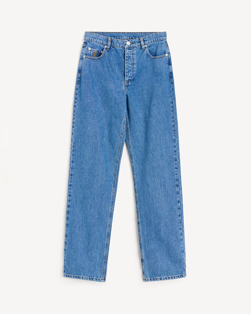 Klasyczne, niebieskie jeansy Chicago By Malene Birger z wysokim stanem i prostą nogawką. Przylegająca w biodrach. Posiadają pięć kieszenie. Na najmniejszej kieszonce z prawej strony posiadają niewielkie, haftowane logo marki