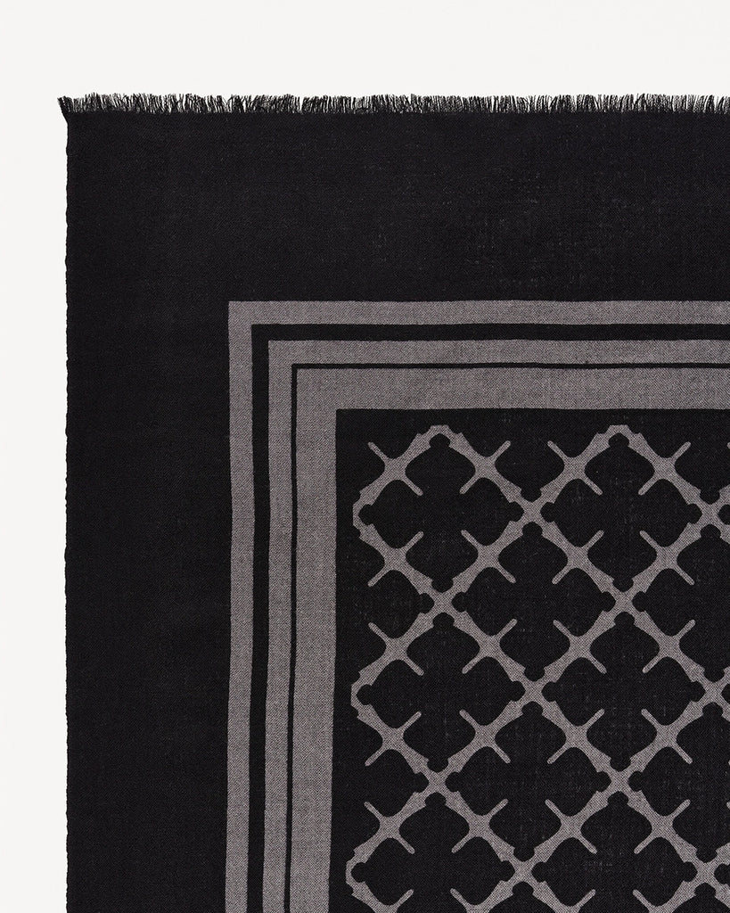 Duża, wełniana chusta Cornelis By Malene Birger o kwadratowym kształcie z kontrastowym printem. Wykończona delikatnymi frędzlami. 