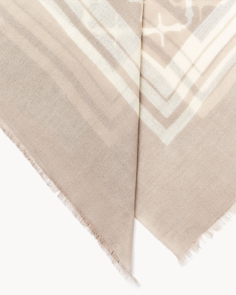 Duża, wełniana chusta Cornelis By Malene Birger o kwadratowym kształcie z kontrastowym printem. 