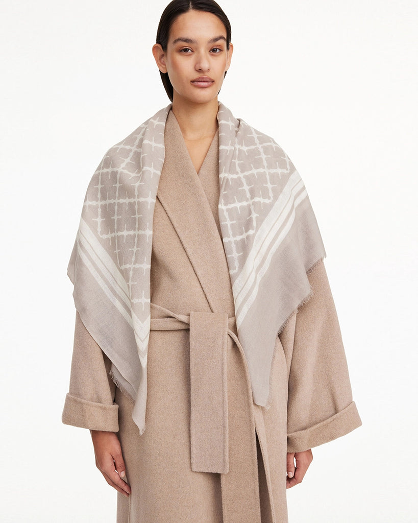 Duża, wełniana chusta Cornelis By Malene Birger o kwadratowym kształcie z kontrastowym printem. 