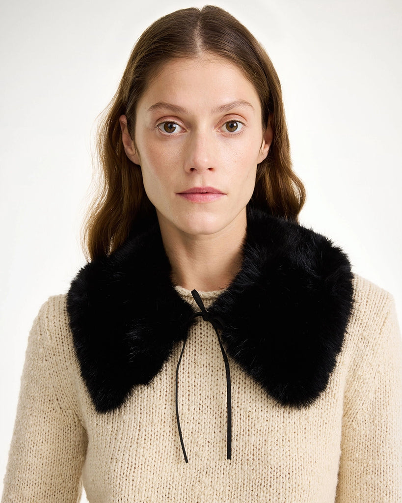 Duży, efektowny kołnierz ze sztucznego futra Cowie By Malene Birger. Wiązany pod szyją za pomocą rzemyka.