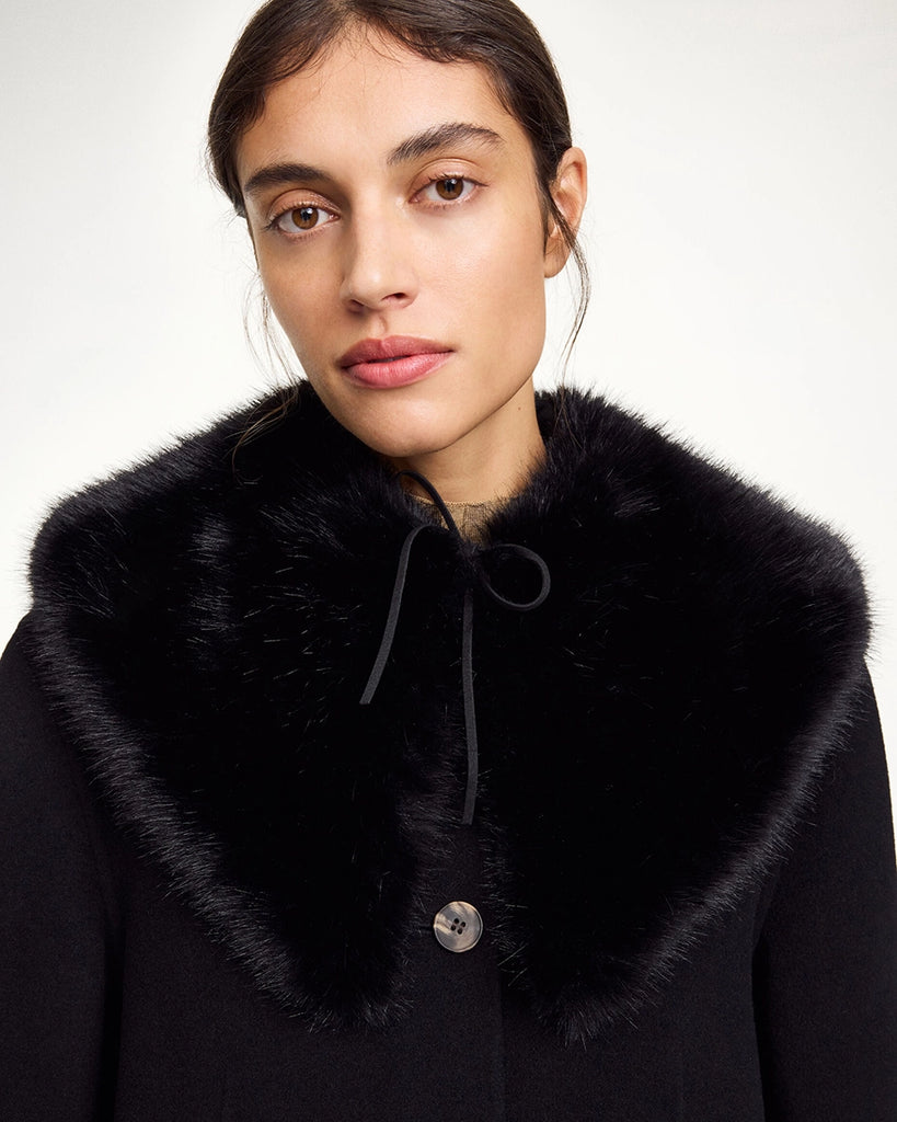 Duży, efektowny kołnierz ze sztucznego futra Cowilla By Malene Birger. Wiązany pod szyją za pomocą rzemyka.