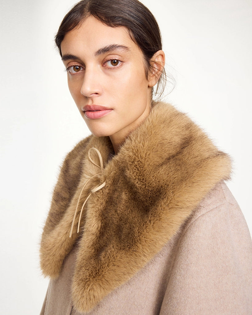 Duży, efektowny kołnierz ze sztucznego futra Cowilla By Malene Birger. Wiązany pod szyją za pomocą rzemyka.