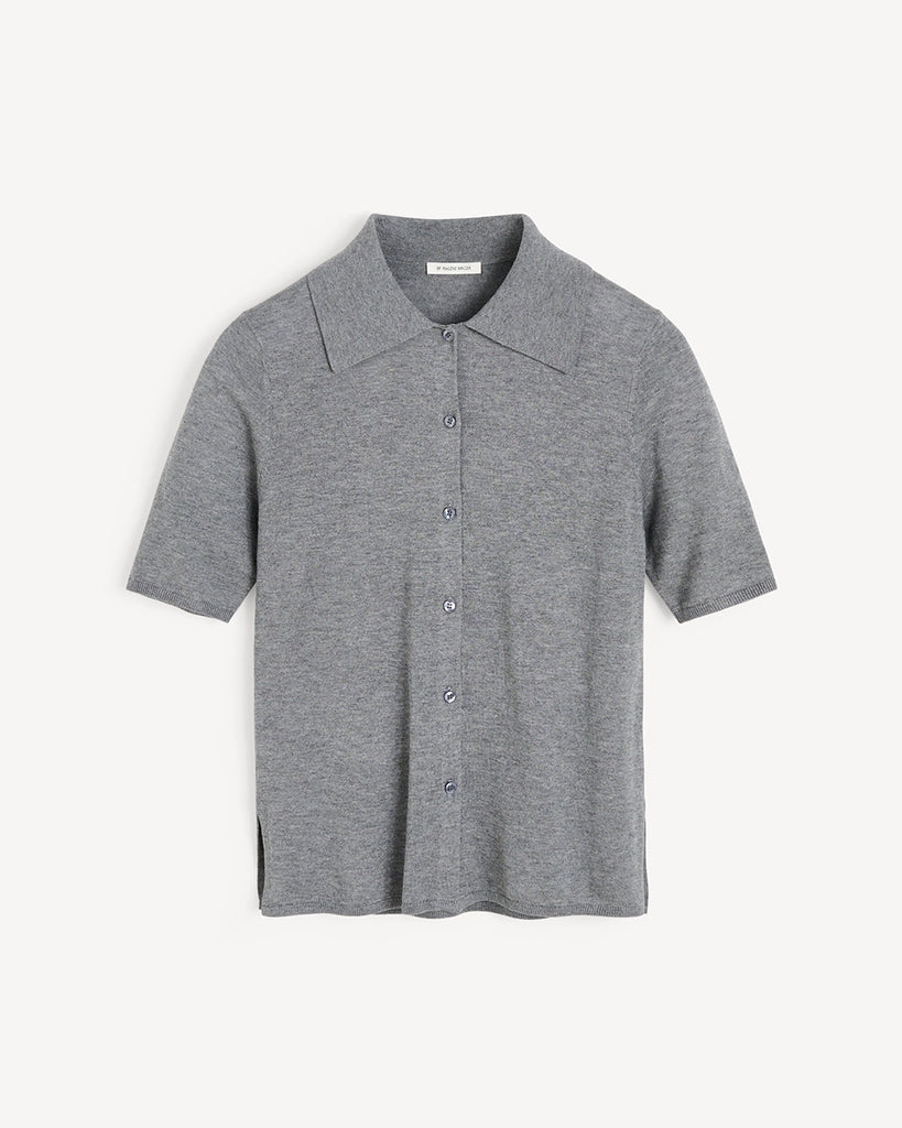 Cienki, szary kardigan o prostym kroju Dotta By Malene Birger z krótkim rękawem i kołnierzykiem. Zapinany na guziki.