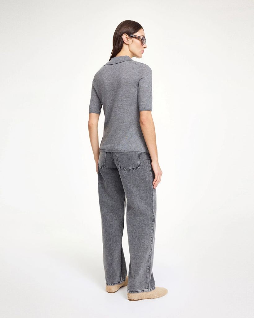 Cienki, szary kardigan o prostym kroju Dotta By Malene Birger z krótkim rękawem i kołnierzykiem. Zapinany na guziki.