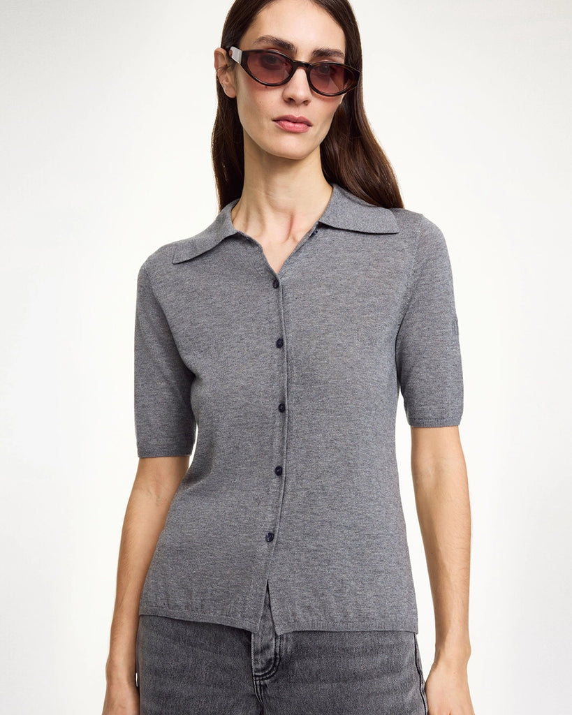Cienki, szary kardigan o prostym kroju Dotta By Malene Birger z krótkim rękawem i kołnierzykiem. Zapinany na guziki.