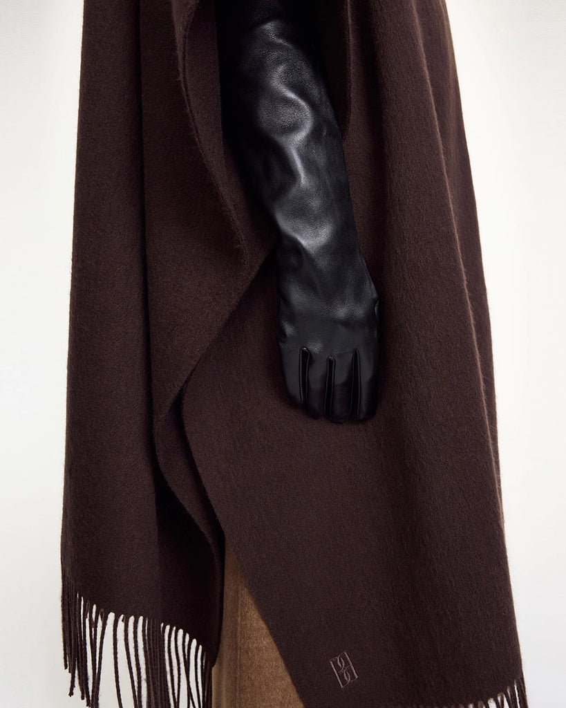 Długie, skórzane rękawiczki Gemi By Malene Birger z niewielkimi, haftowanymi emblematami z logo marki. 