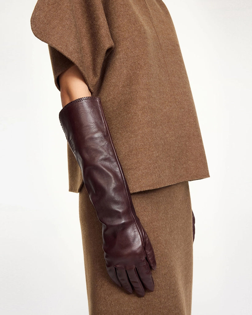 Długie, skórzane rękawiczki Gemi By Malene Birger z niewielkimi, haftowanymi emblematami z logo marki.