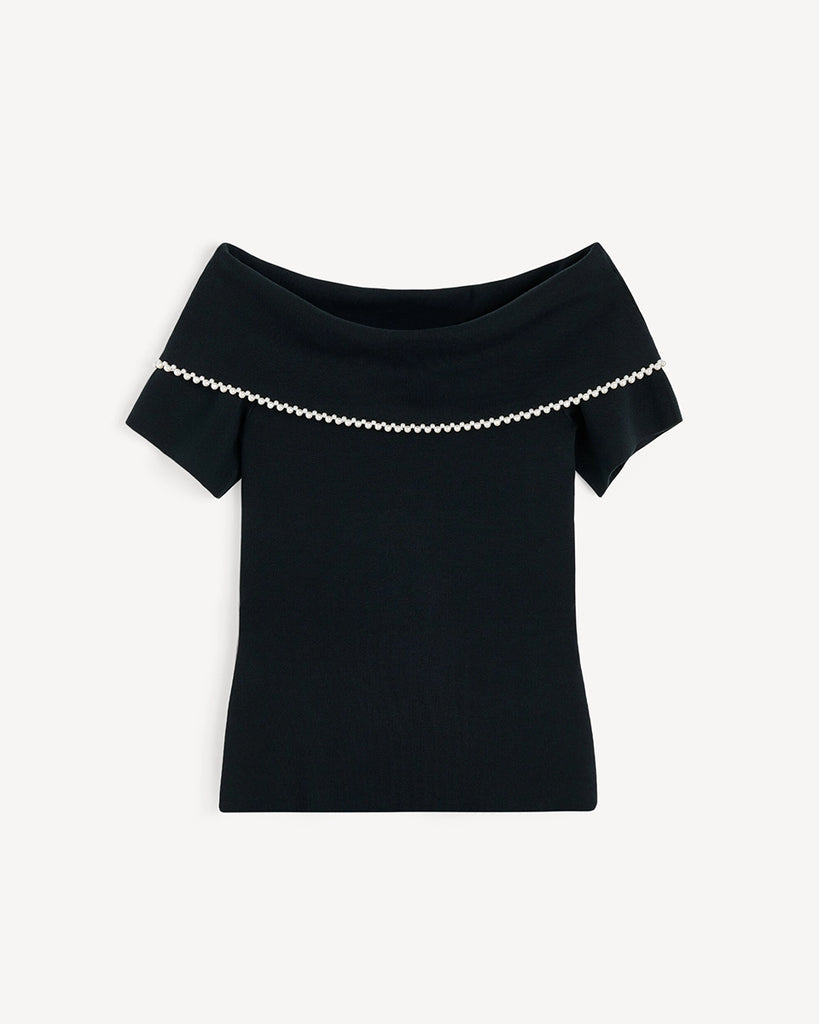 Dzianinowy top Hetha By Malene Birger z krótkim rękawem oraz odsłoniętymi ramionami i efektownie wywiniętym dekoltem obszytym drobnymi, sztucznymi perłami. Top ma przylegający fason