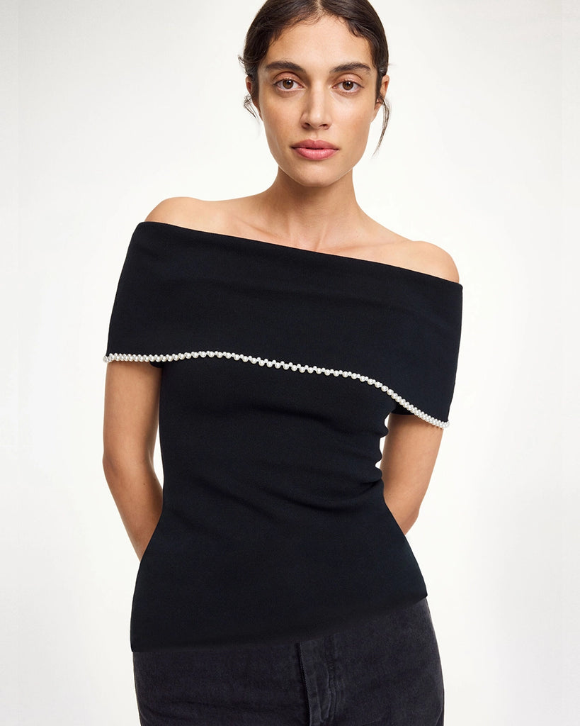 Dzianinowy top Hetha By Malene Birger z krótkim rękawem oraz odsłoniętymi ramionami i efektownie wywiniętym dekoltem obszytym drobnymi, sztucznymi perłami. Top ma przylegający fason