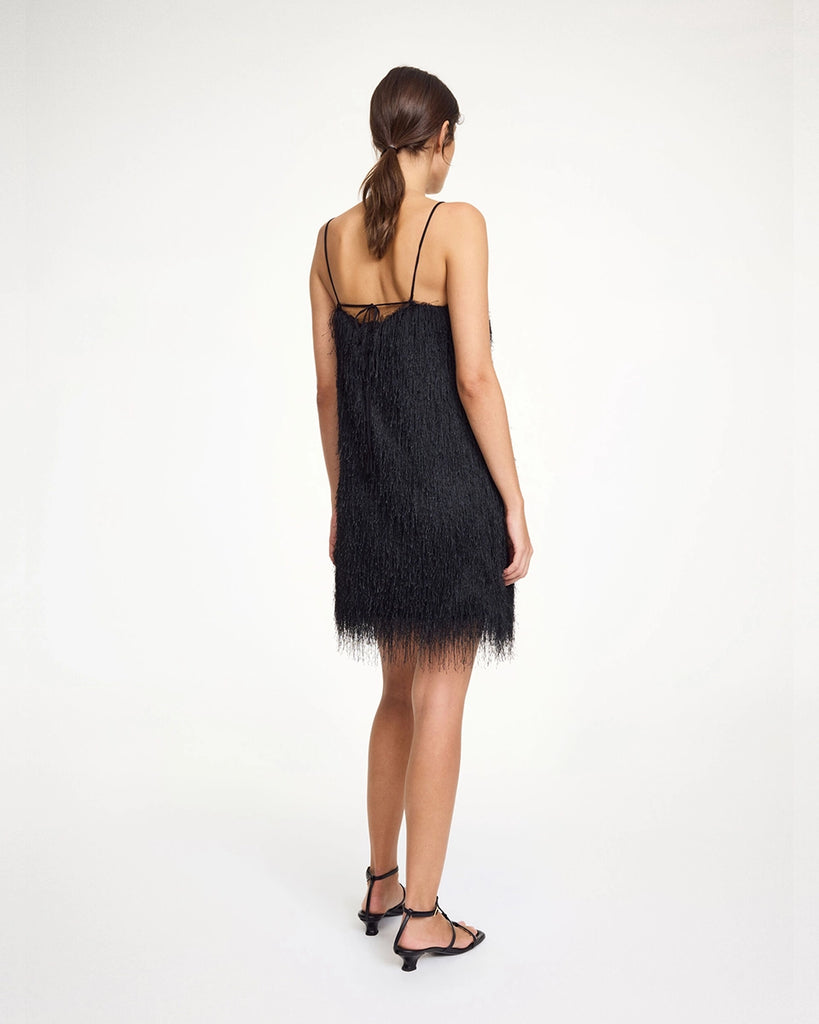 Wieczorowa sukienka mini Ledo By Malene Birger na cienkich, regulowanych ramiączkach wiązanych na plecach. Sukienka ma prosty dekolt i luźny fason. Wykonana z tkaniny z długim włosiem