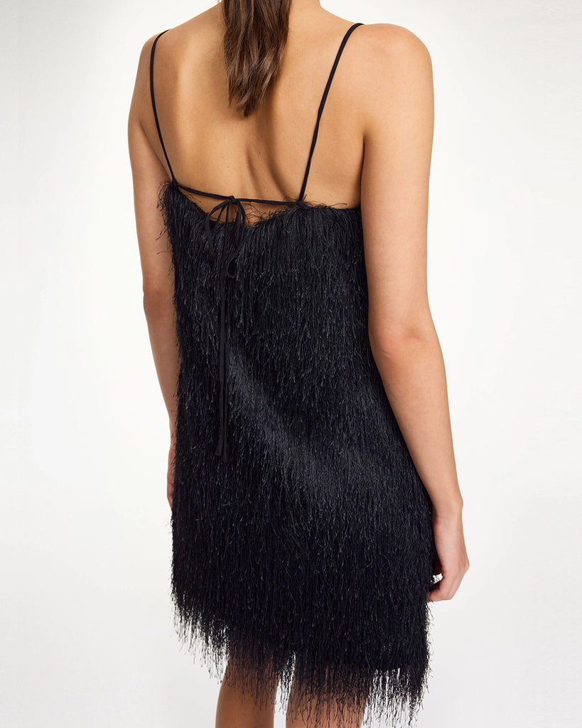 Wieczorowa sukienka mini Ledo By Malene Birger na cienkich, regulowanych ramiączkach wiązanych na plecach. Sukienka ma prosty dekolt i luźny fason. Wykonana z tkaniny z długim włosiem