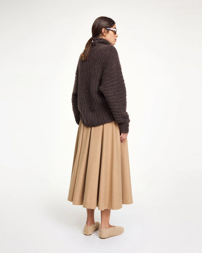 Oversizowy, gruby golf Mag By Malene Birger z opadającymi ramionami i luźnymi, długimi rękawami. Sweter ma prosty krój. Wykonany z miękkiej dzianiny z moherem i alpaką z prążkowaną fakturą.