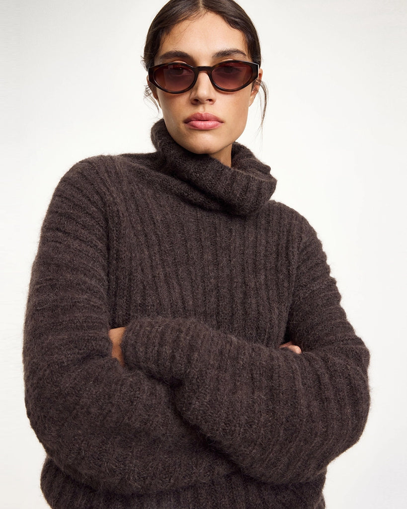 Oversizowy, gruby golf Mag By Malene Birger z opadającymi ramionami i luźnymi, długimi rękawami. Sweter ma prosty krój. Wykonany z miękkiej dzianiny z moherem i alpaką z prążkowaną fakturą.