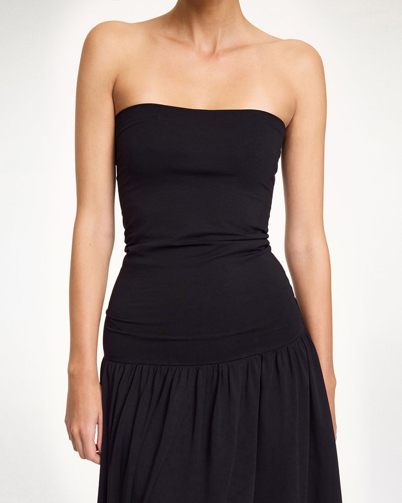 Czarna, minimalistyczna sukienka maxi Marciella By Malene Birger bez ramiączek. Przylegająca w górnej partii i rozkloszowana u dołu. Wykonana z lekko elastycznej bawełnianej tkaniny. Sukienka