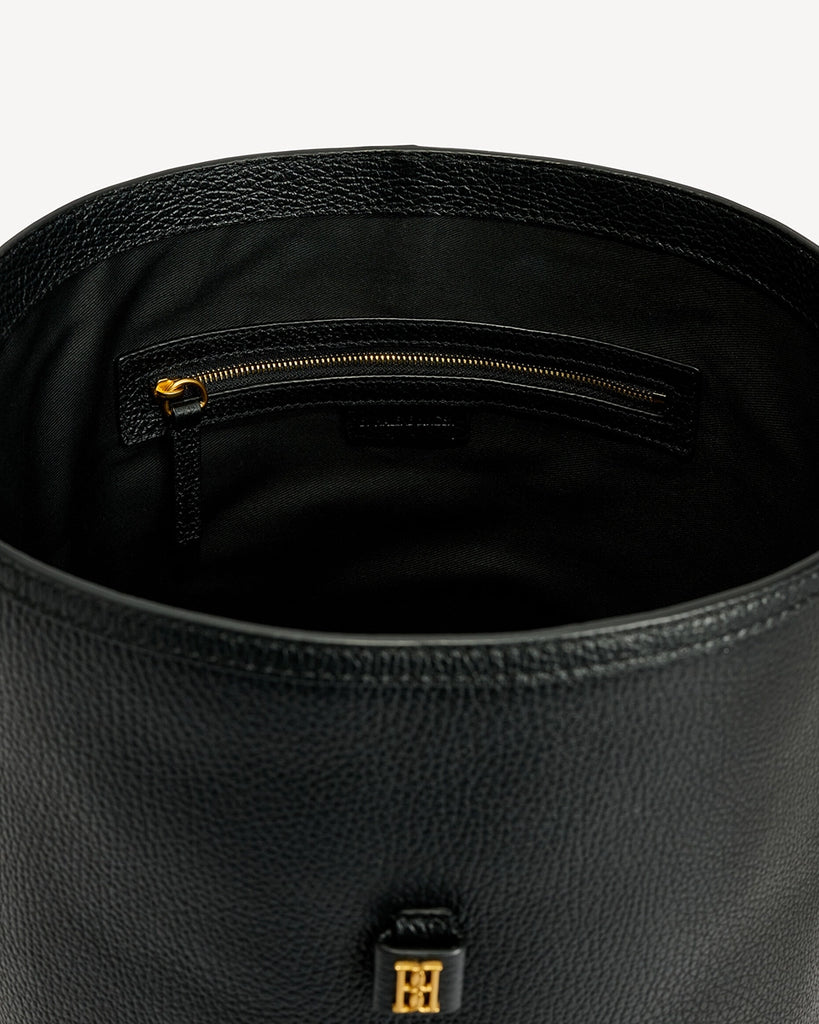 Średniej wielkości torebka kubełek Maryllon By Malene Birger z tkaniny w charakterystyczny dla marki wzór z emblematem. Torebka ma cienki pasek do wygodnego zawieszenia na ramieniu.