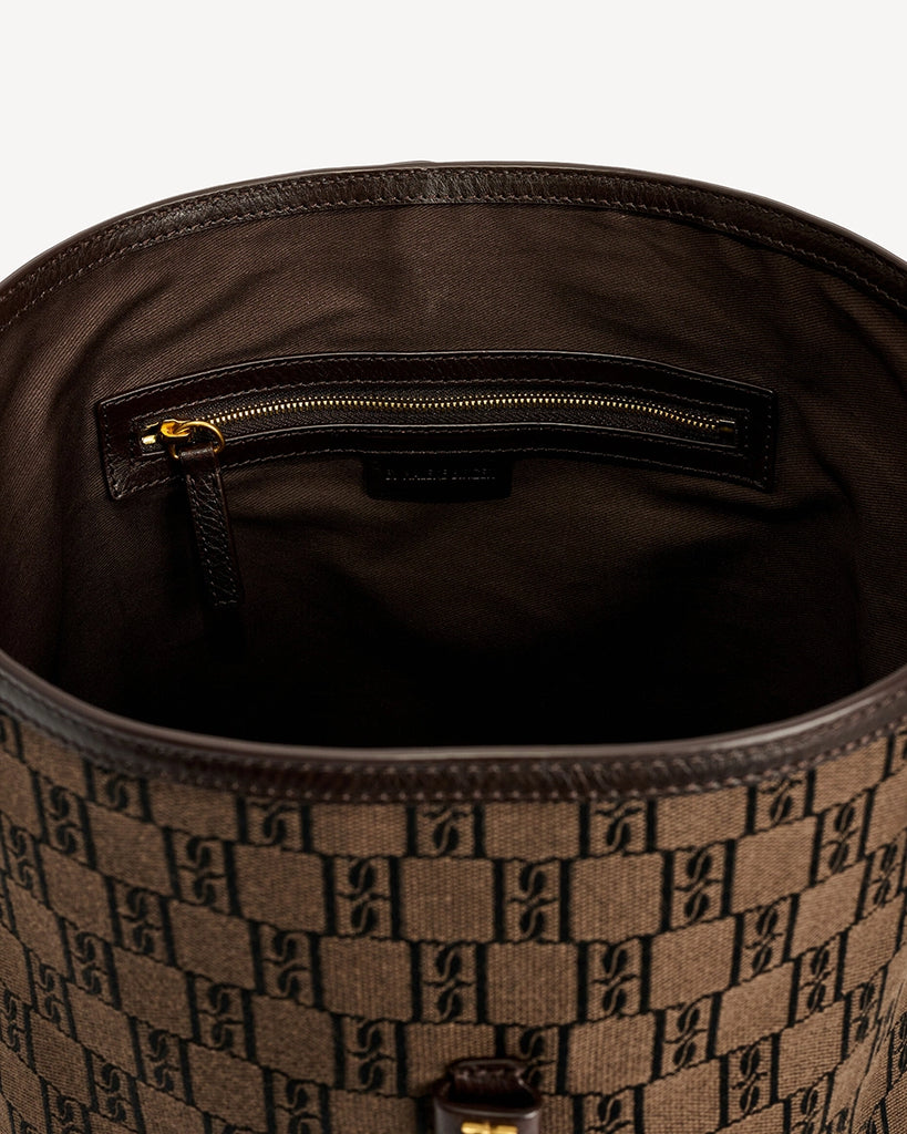 Średniej wielkości torebka kubełek Maryllon By Malene Birger z tkaniny w charakterystyczny dla marki wzór z emblematem. Torebka ma cienki pasek do wygodnego zawieszenia na ramieniu.