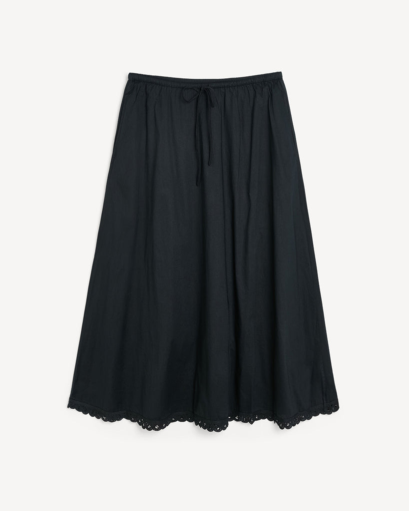 Zwiewna, czarna spódnica maxi Phoebes By Malene Birger z wysokim stanem i elastyczną, wiązaną talią. Posiada dwie, boczne kieszenie. U dołu wykończona delikatną koronką