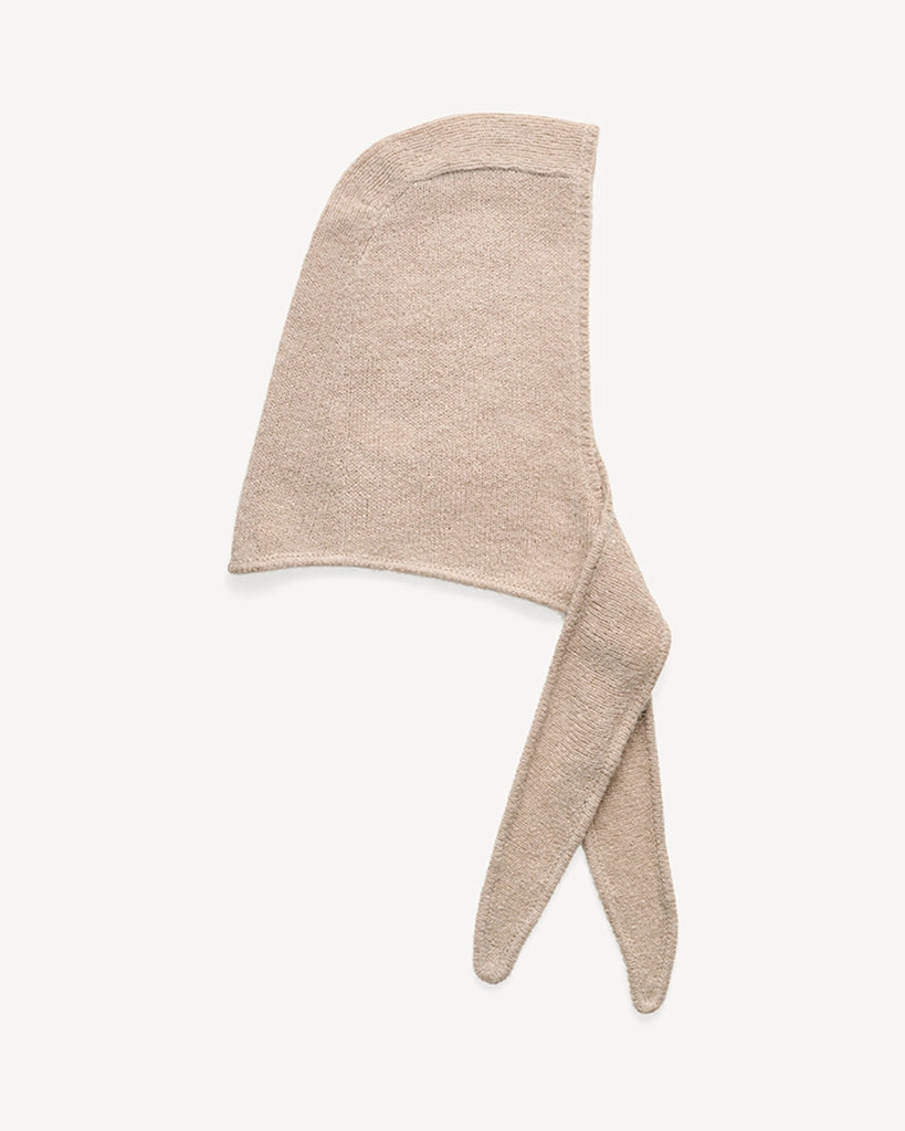 Luźna, beżowa, wiązana balaclava z szalikiem Tianne By Malene Birger z bardzo miękkiej i ciepłej dzianiny z wełną i moherem.