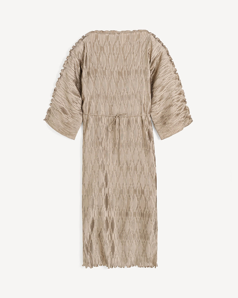 Elegancka, wieczorowa sukienka Tralaido By Malene Birger o oversizowym fasonie z prostym dekoltem i szerokimi rękawami 3/4. Sukienka ma dwa, boczne rozcięcia u dołu oraz wyciągany, cienki sznurek do zawiązania w pasie.