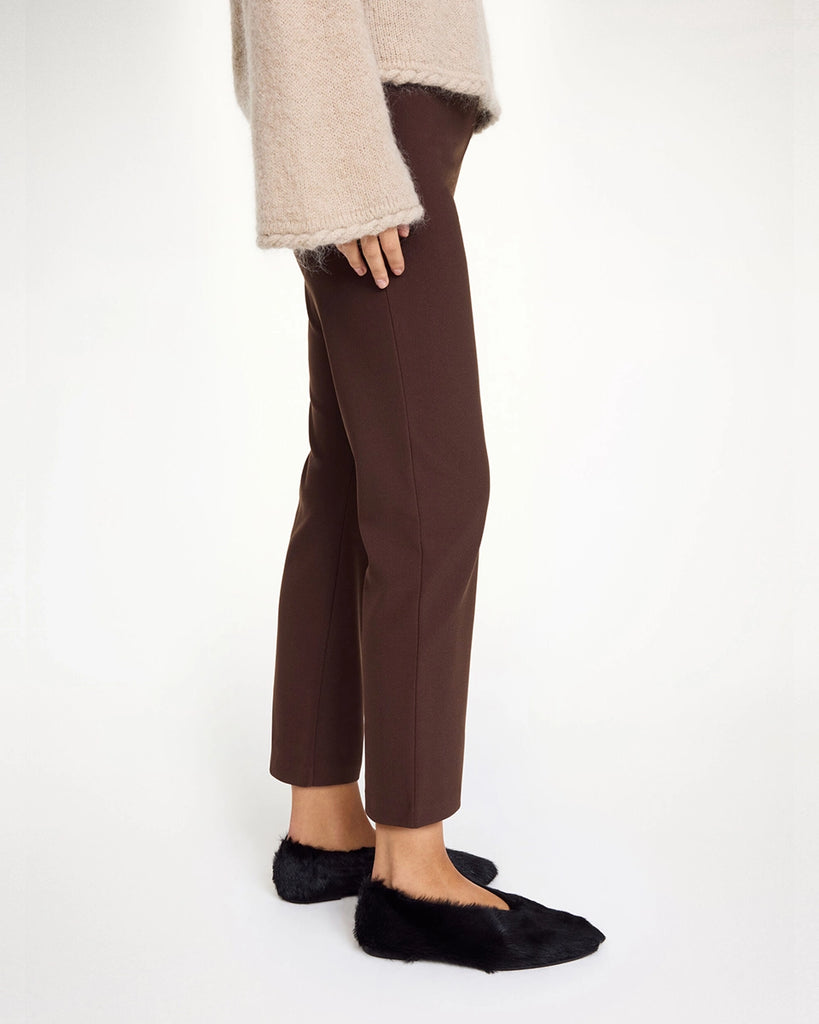 Klasyczne, materiałowe spodnie Vilea By Malene Birger z wysokim stanem i prostą, wąską, skróconą nogawką. Elastyczne w talii. 