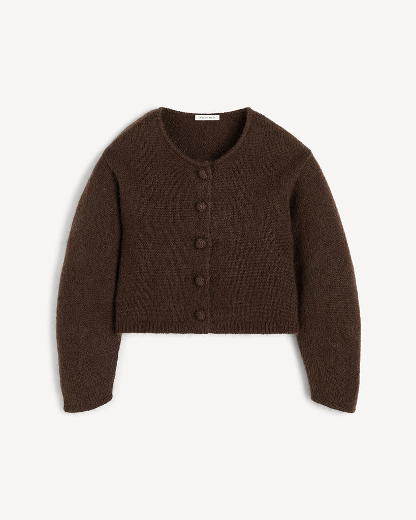 Brązowy, krótki, pudełkowy kardigan Zharea By Malene Birger z okrągłym dekoltem, opadającymi ramionami i szerokimi rękawami delikatnie zwężanymi przy nadgarstkach. Zapinany na obszyte dzianiną guziki.