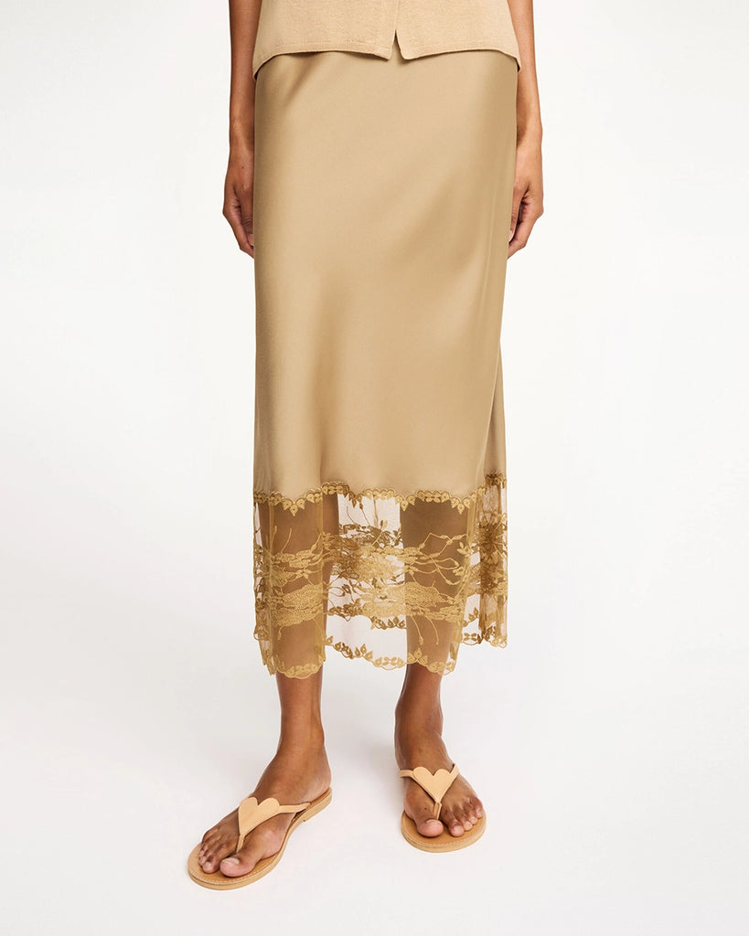 Cienka, satynowa spódnica midi Blake By Malene Birger z wysokim stanem. U dołu wykończona delikatną, ażurową koronką. Elastyczna w talii. Elegancka i codzienna zarazem. 