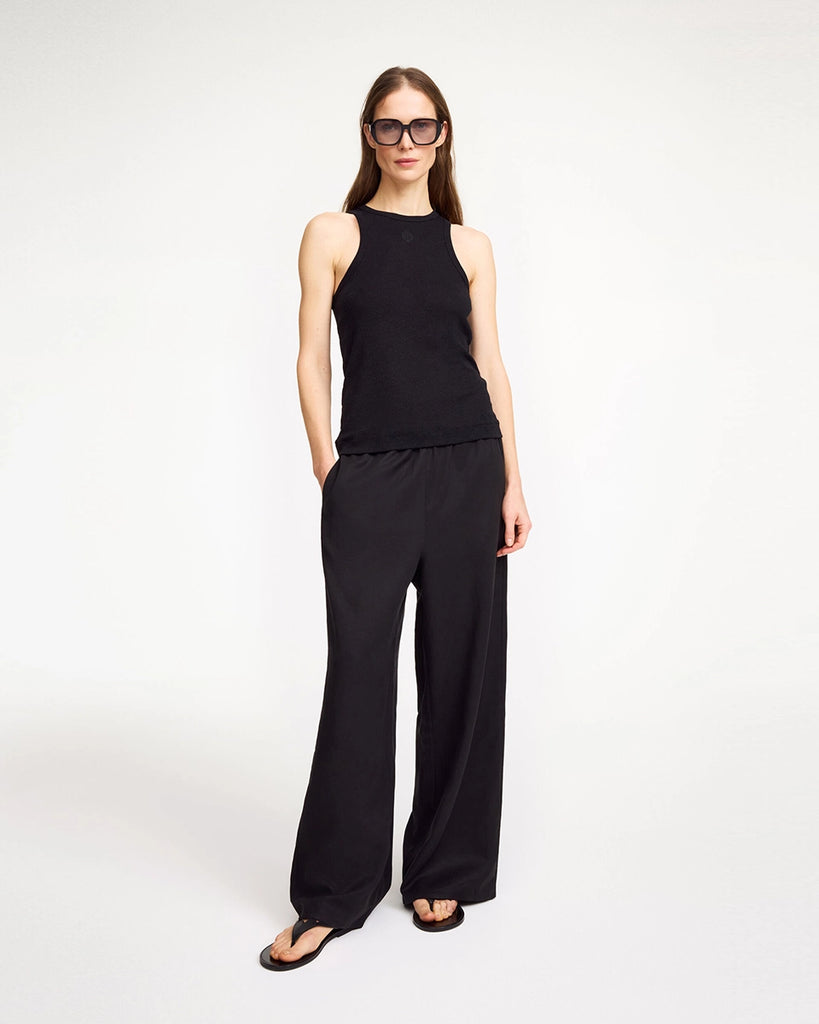 Minimalistyczne, zwiewne spodnie Cabello By Malene Birger z szeroką, prostą nogawką. Posiadają wysoki stan i dwie, boczne kieszenie. Wykonane z lekkiej i przewiewnej tkaniny z lnem. 