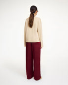 Minimalistyczne, zwiewne spodnie Cabello By Malene Birger z szeroką, prostą nogawką. Posiadają wysoki stan i dwie, boczne kieszenie. Wykonane z lekkiej i przewiewnej tkaniny z lnem. Idealne do obcasów i ulubionego swetra.

-Wysoki stan

-Luźny fason

-Prosta, szeroka nogawka

-Zamów spodnie w swoim normalnym rozmiarze
