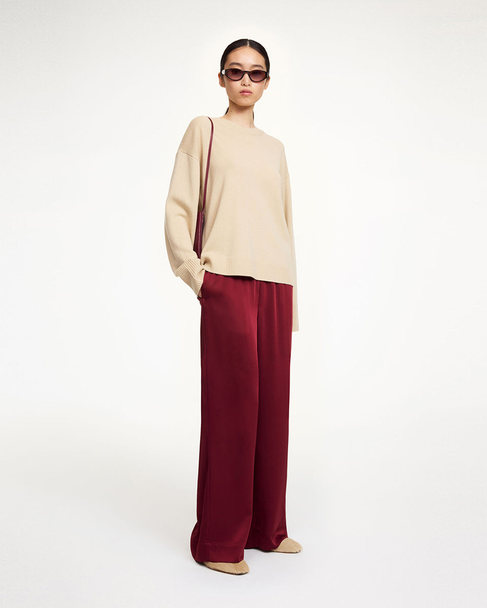 Minimalistyczne, zwiewne spodnie Cabello By Malene Birger z szeroką, prostą nogawką. Posiadają wysoki stan i dwie, boczne kieszenie. Wykonane z lekkiej i przewiewnej tkaniny z lnem. Idealne do obcasów i ulubionego swetra.

-Wysoki stan

-Luźny fason

-Prosta, szeroka nogawka

-Zamów spodnie w swoim normalnym rozmiarze