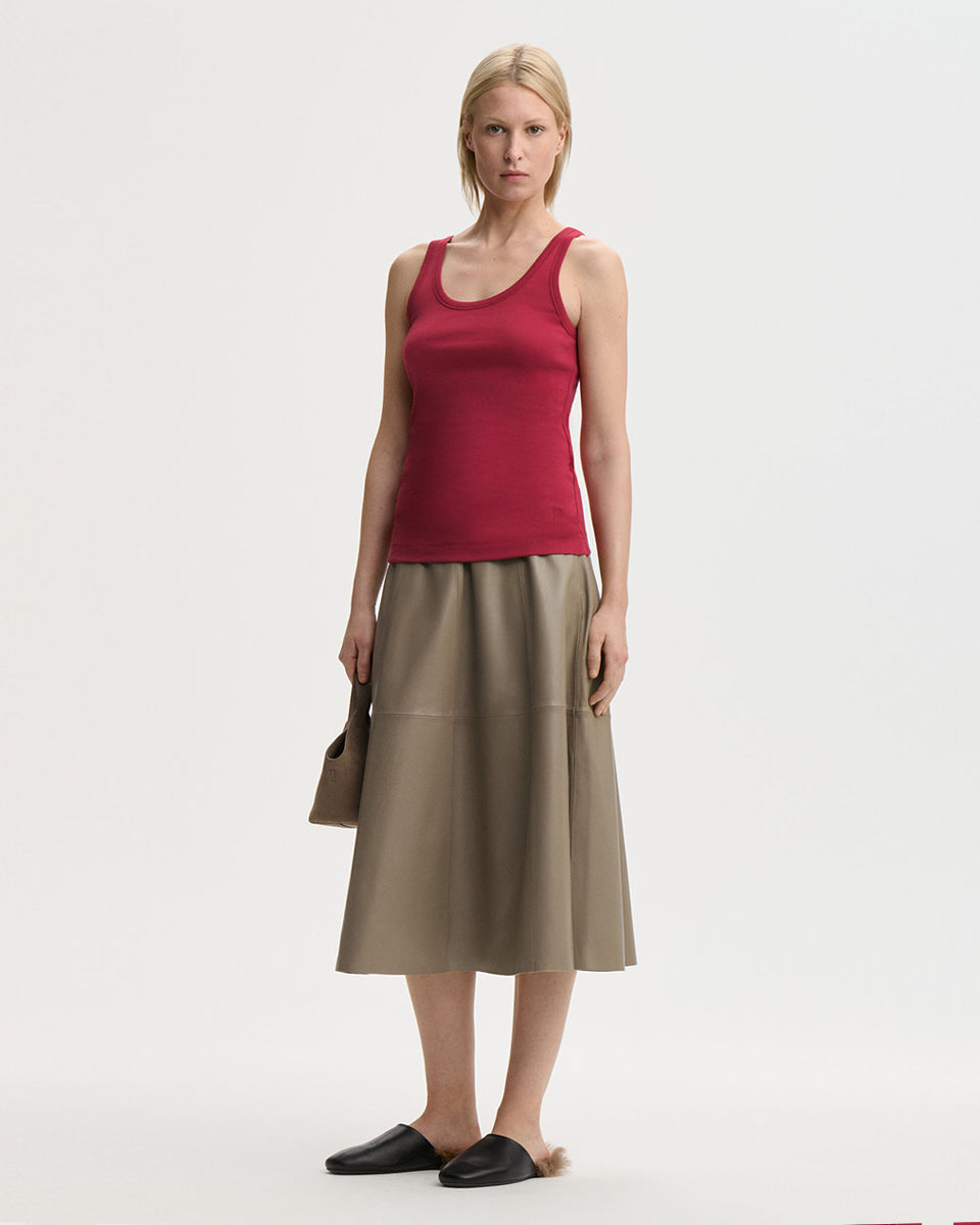 Dopasowany top Dali Rio Red By Malene Birger z bawełny organicznej, z głębokim dekoltem i wyhaftowanym logiem. Idealnie sprawdzi się jako baza każdej stylizacji.

-Dopasowany krój

-Głęboki dekolt

-Zamów top w swoim standardowym rozmiarze