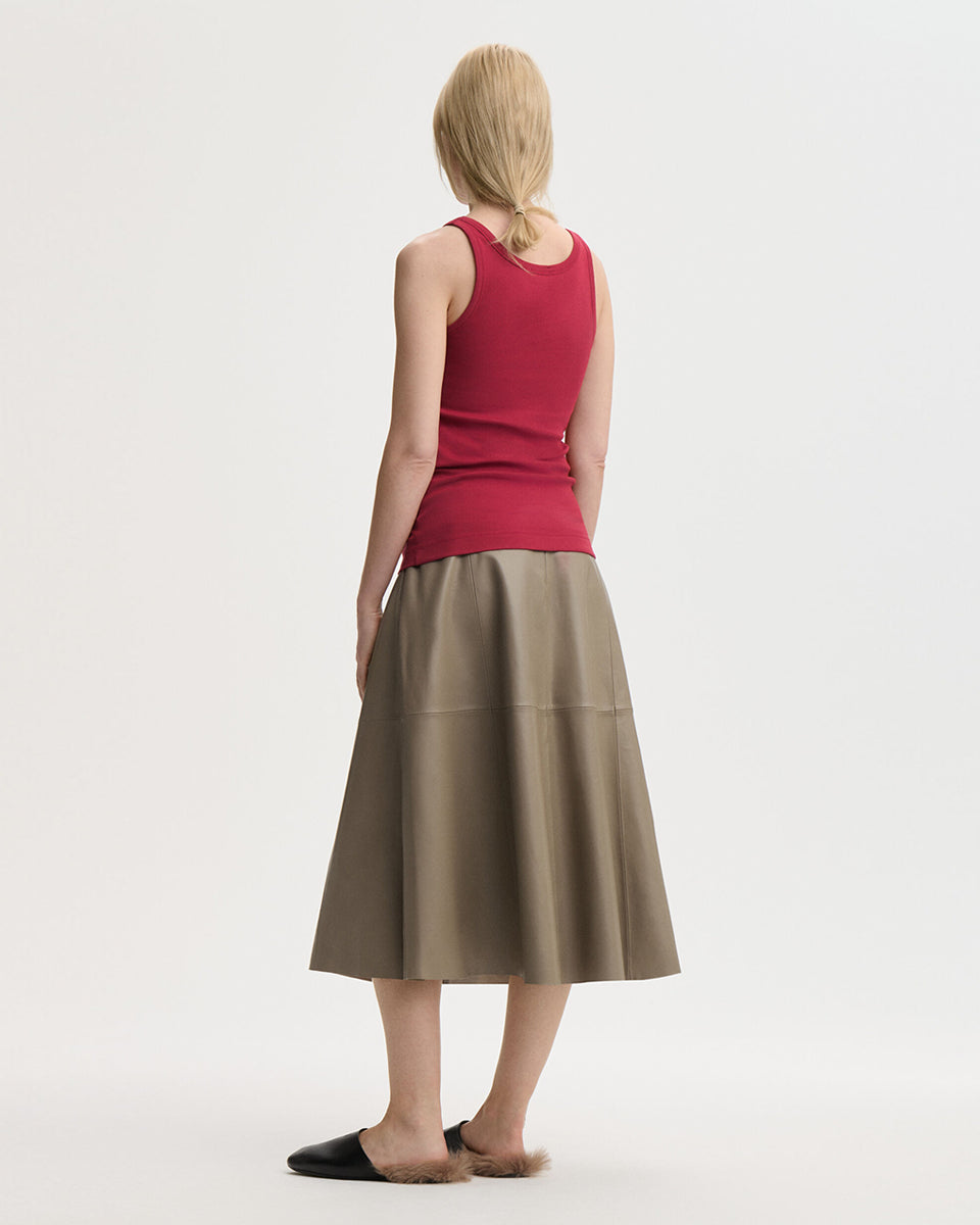 Dopasowany top Dali Rio Red By Malene Birger z bawełny organicznej, z głębokim dekoltem i wyhaftowanym logiem. Idealnie sprawdzi się jako baza każdej stylizacji.

-Dopasowany krój

-Głęboki dekolt

-Zamów top w swoim standardowym rozmiarze