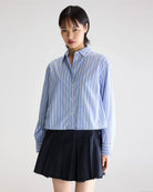Luźna, krótka koszula Capri Stripe A marki BELLEROSE w niebieskie paski.&nbsp;Posiada klasyczny kołnierzyk oraz długie rękawy zakończone mankietami zapinanymi na guzik. Wykonana w 100% z bawełny. Z przodu przy guzikach ma wyhaftowane małe logo marki. Zapinana na guziki. Ma lekko skrócony fason.

-Zamów koszulę w swoim&nbsp;standardowym rozmiarze